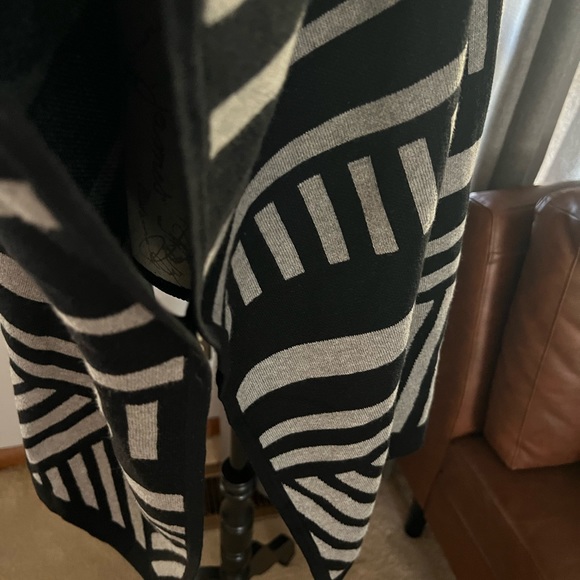 Fall and Winter Stylish Poncho Vest - Picture 4 of 12